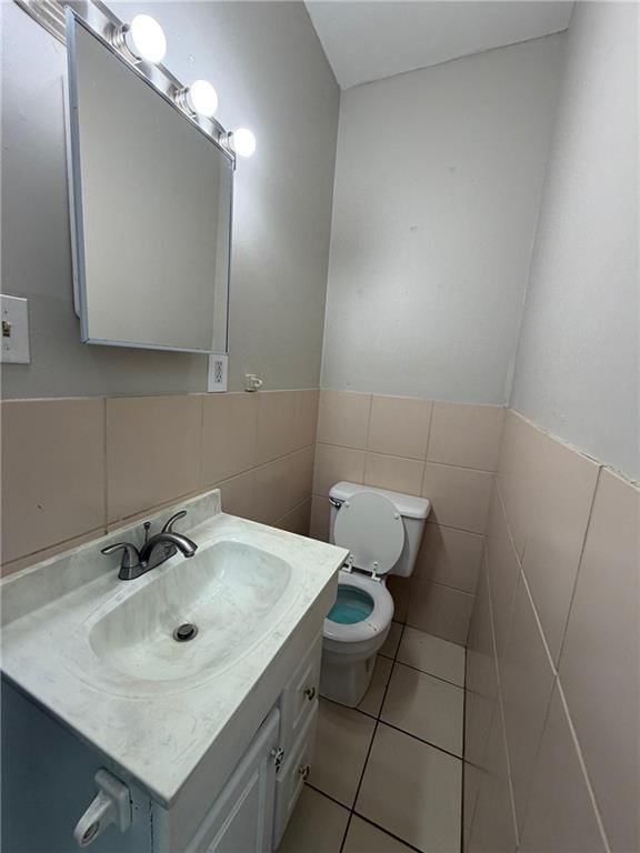 Photo 9 of 23 - 709 Rhodes Street, Grandview, MO 64030