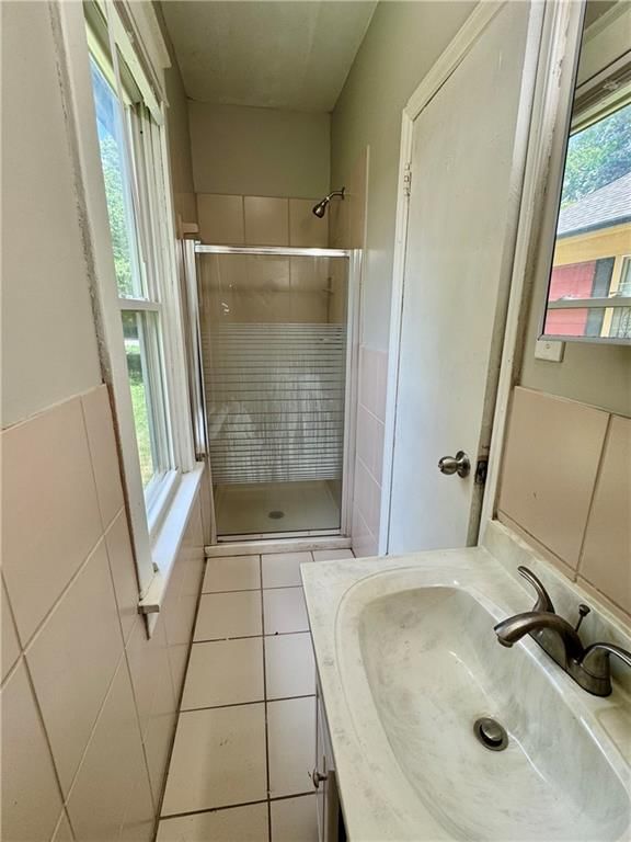 Photo 15 of 23 - 709 Rhodes Street, Grandview, MO 64030
