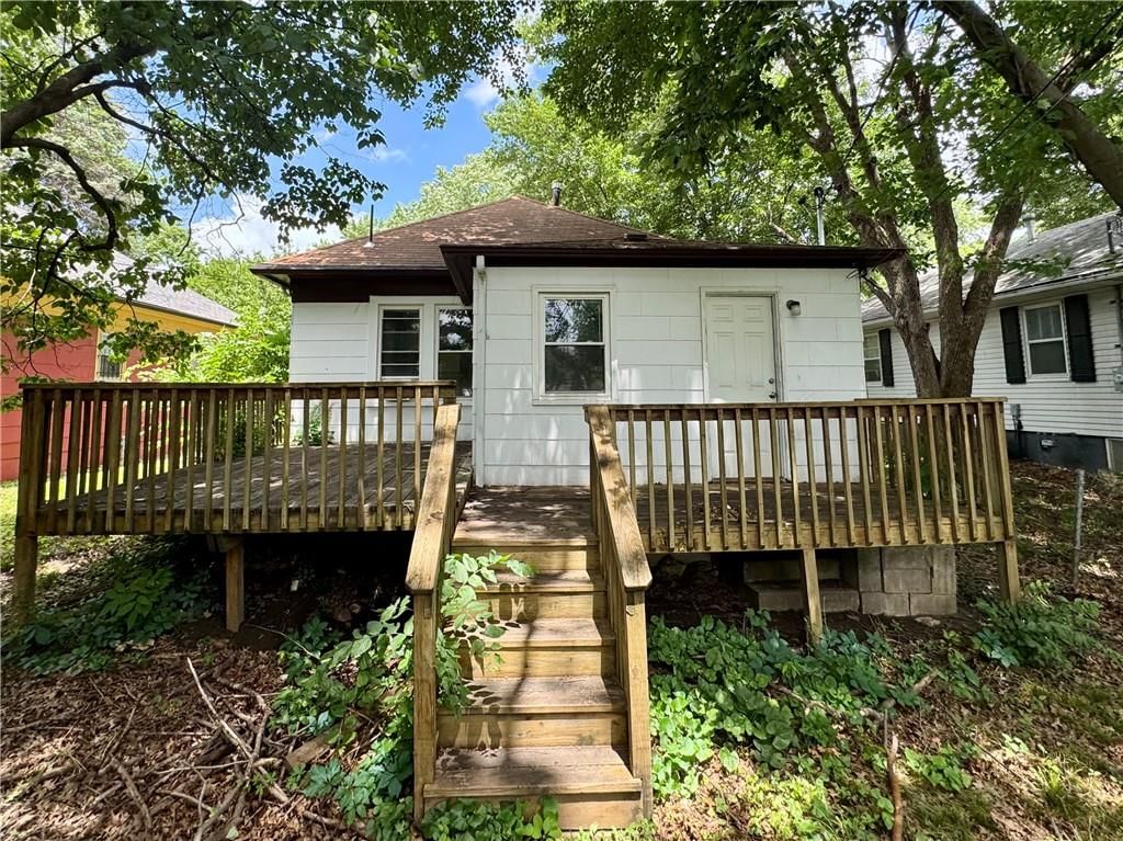 Photo 18 of 23 - 709 Rhodes Street, Grandview, MO 64030