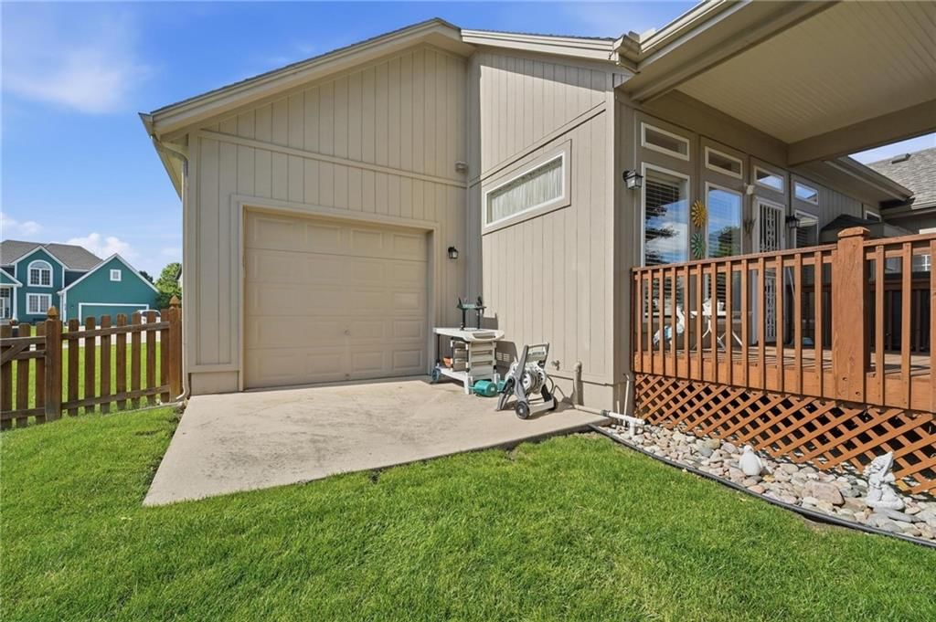812 SW Nautica Court — photo 34