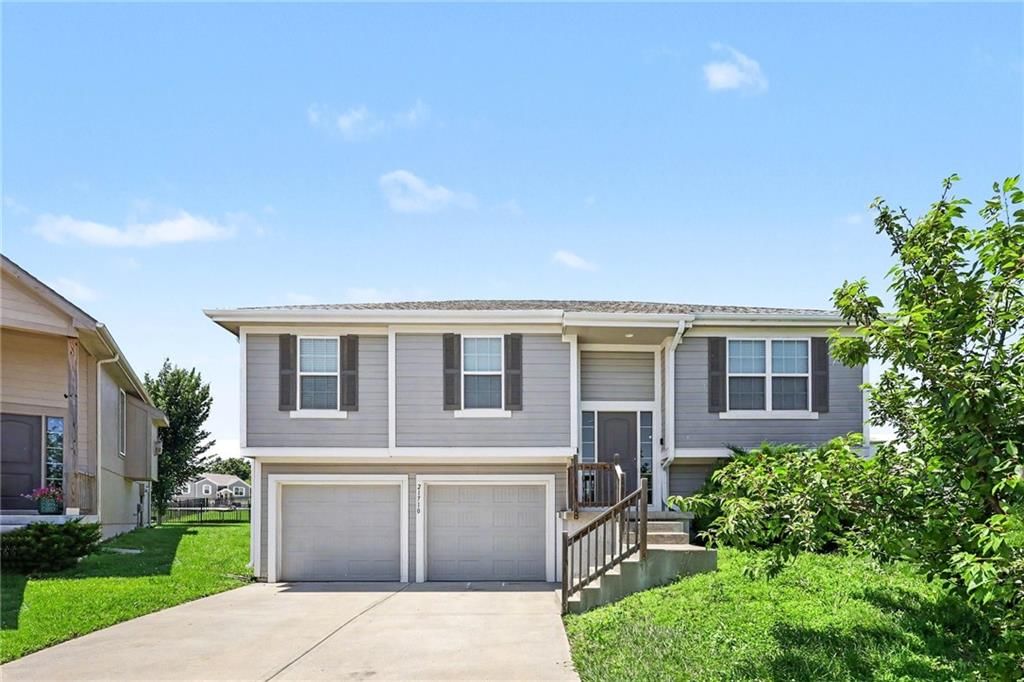 21710 North Ridge, Peculiar, MO