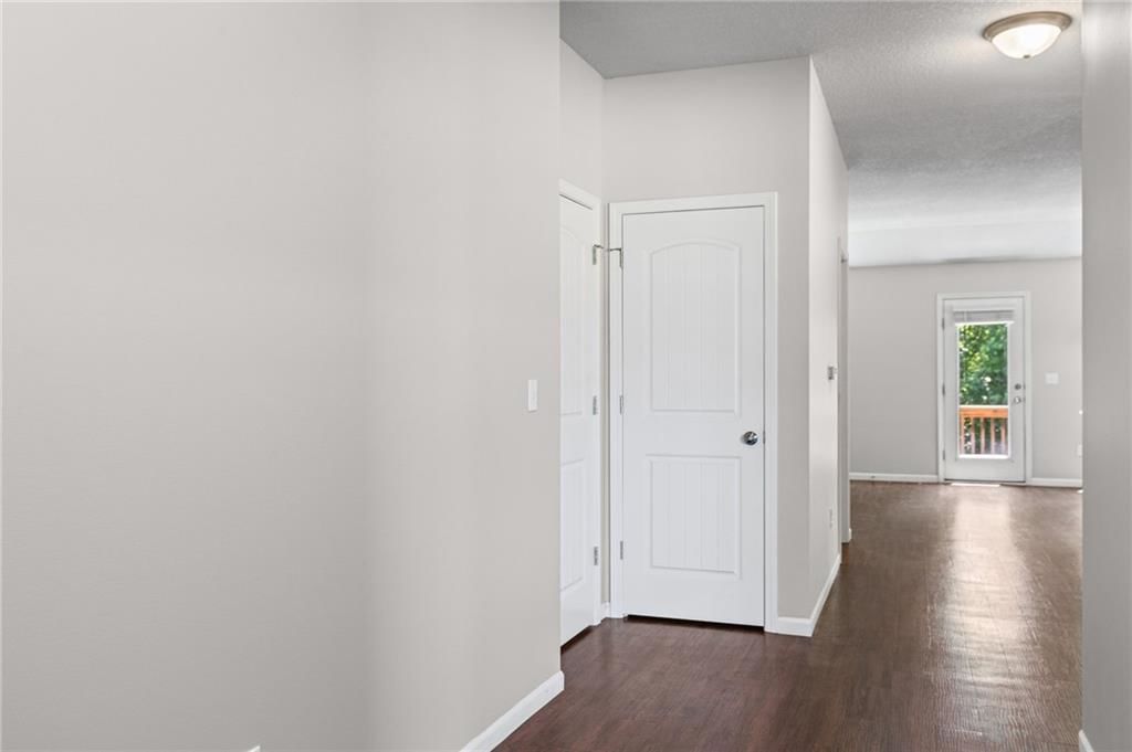 717 Samantha Lane — photo 2