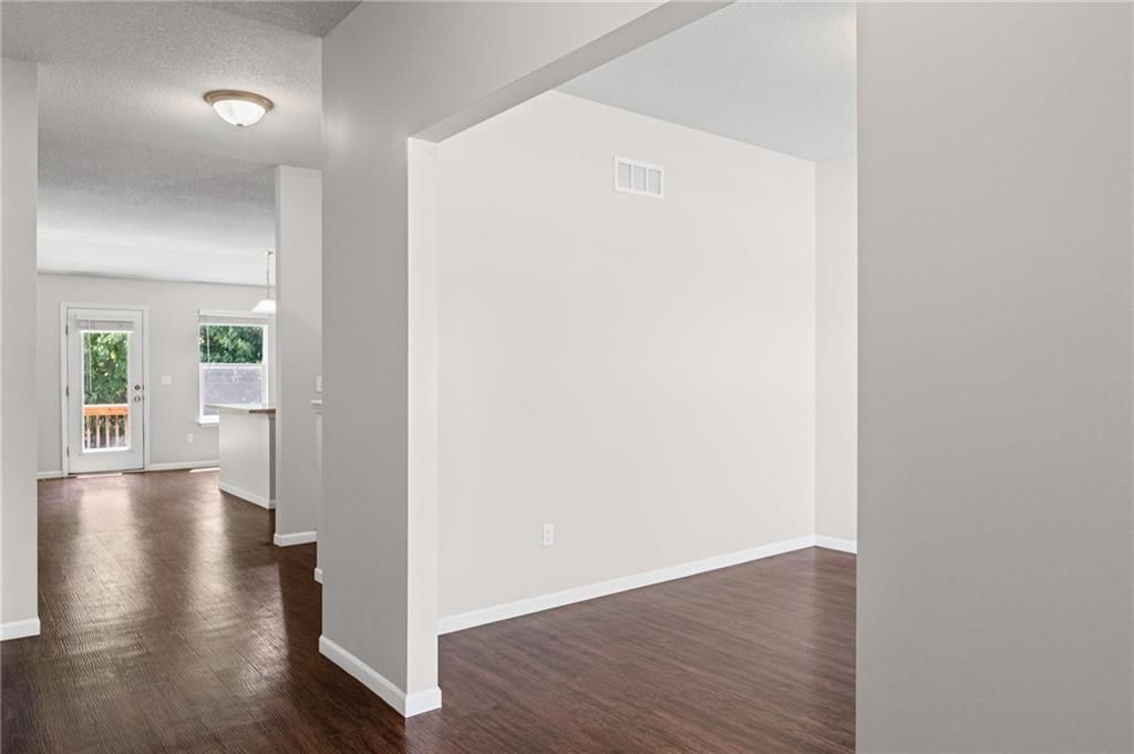 717 Samantha Lane — photo 3