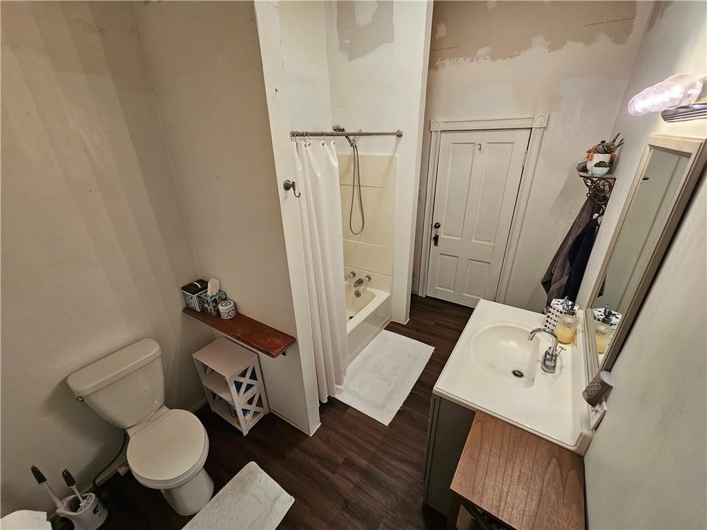 124 W Grand Street — photo 17