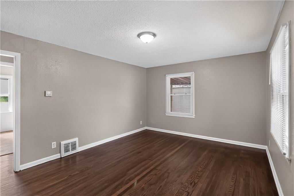 2218 S Overton Avenue — photo 10