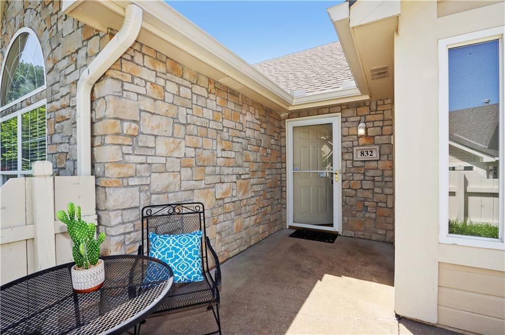 832 NE Devon Drive — photo 2