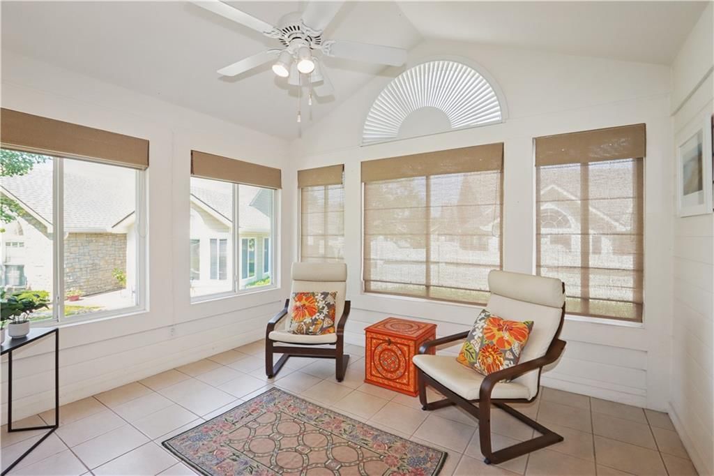 832 NE Devon Drive — photo 4