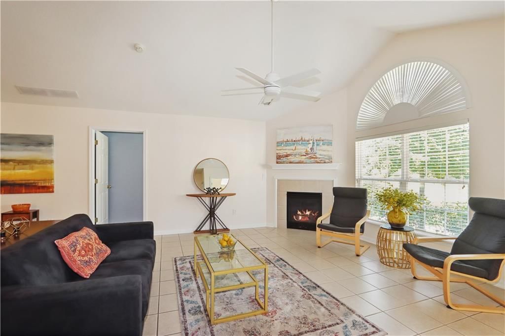 832 NE Devon Drive — photo 5