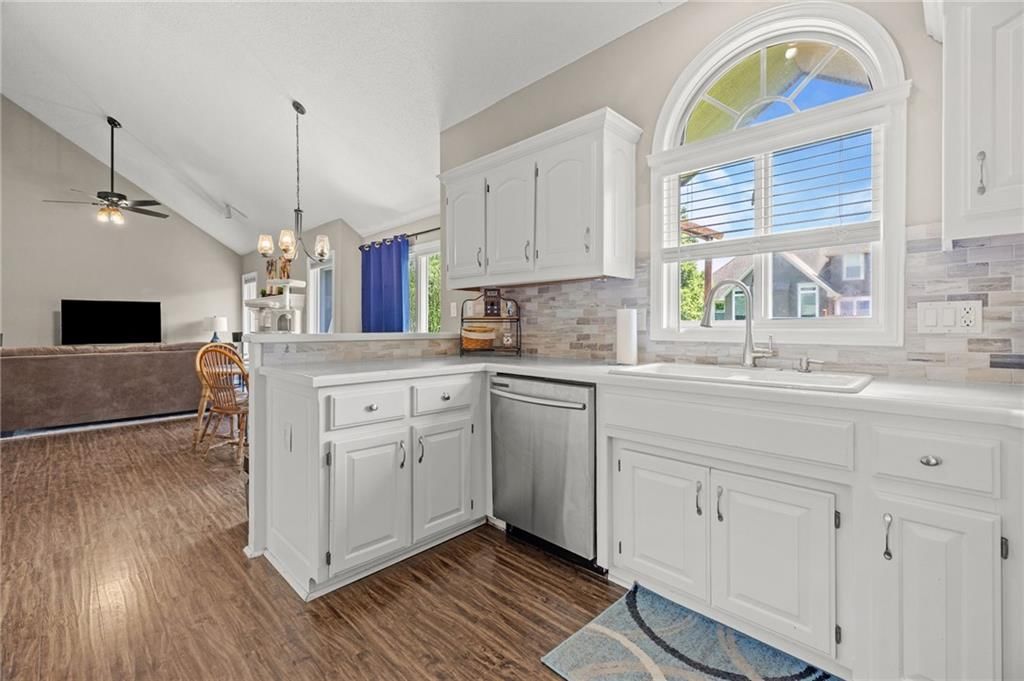 Photo 4 of 40 - 3911 NE 79th Street, Kansas City, MO 64119