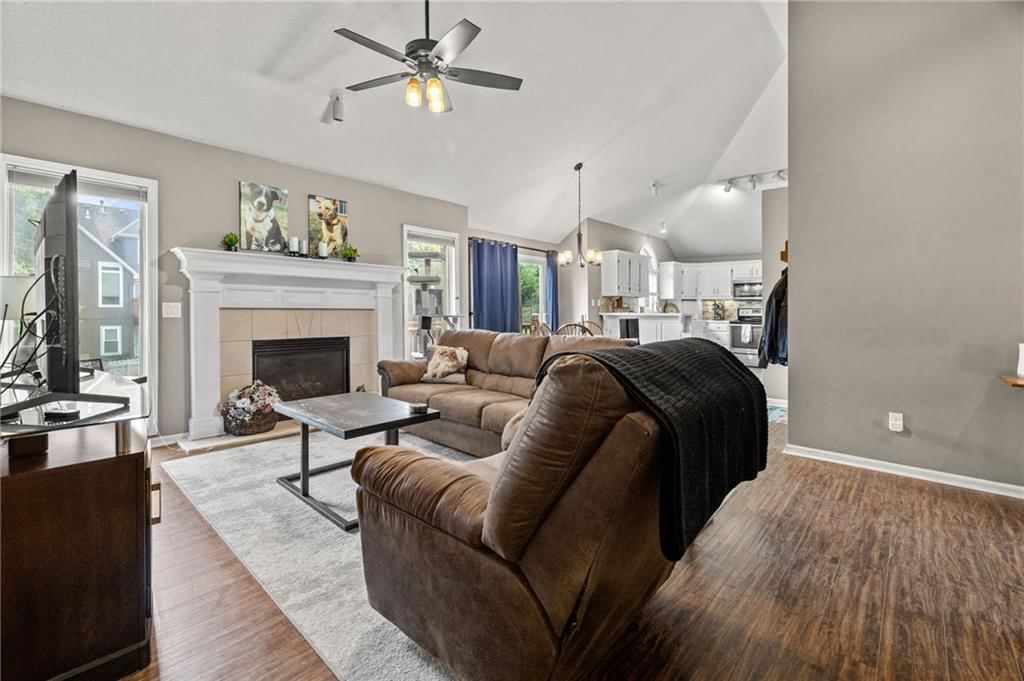 Photo 10 of 40 - 3911 NE 79th Street, Kansas City, MO 64119