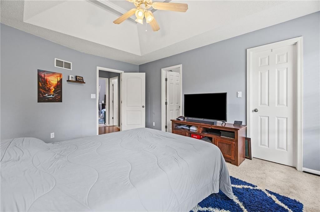 Photo 15 of 40 - 3911 NE 79th Street, Kansas City, MO 64119