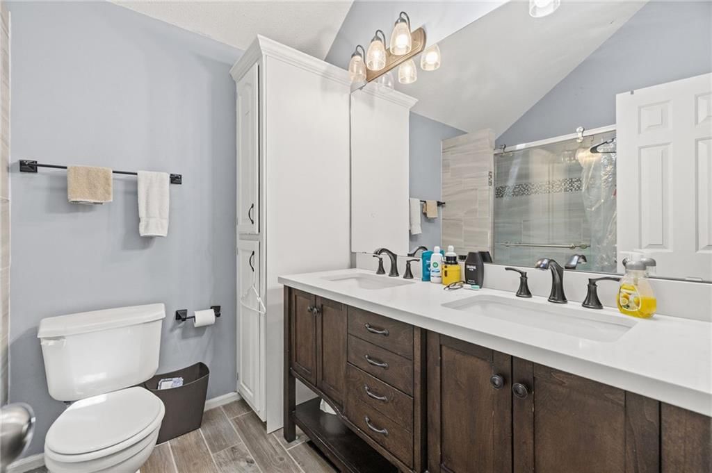 Photo 16 of 40 - 3911 NE 79th Street, Kansas City, MO 64119