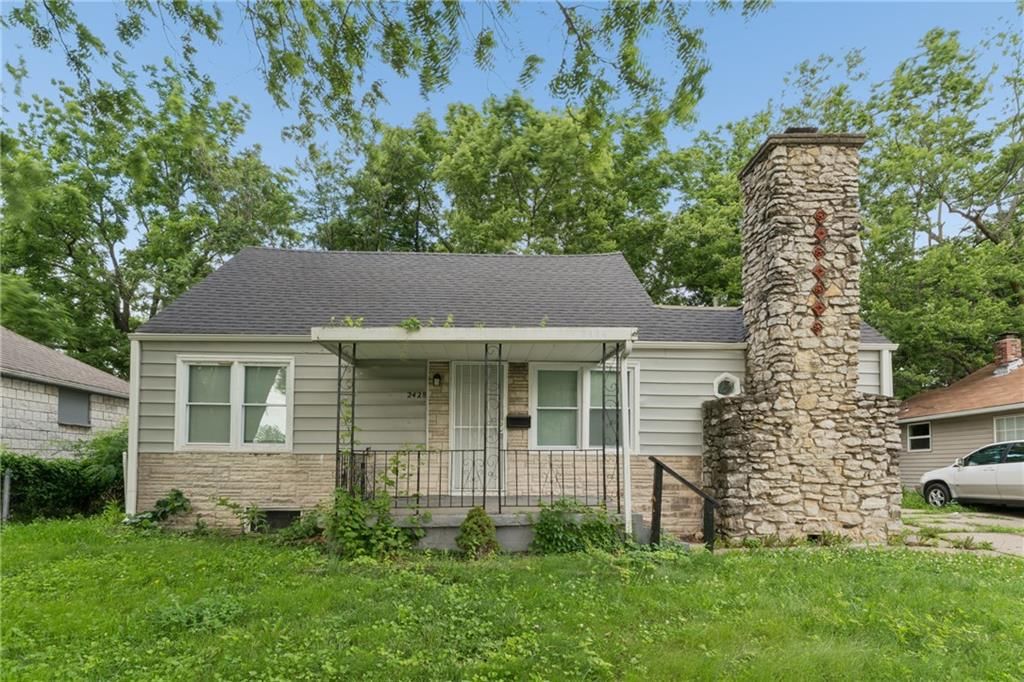 2428 Oakley Avenue — photo 1