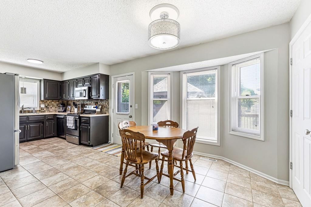 1802 Regency Drive — photo 10