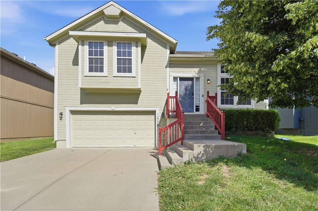 12208 N SHANNON Avenue — photo 1