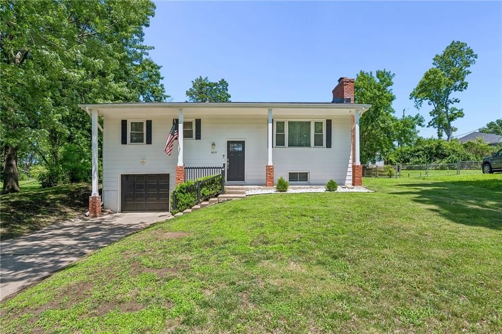 809 Lindenwood Lane, Liberty, MO