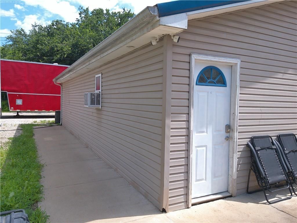 320 W South Street — photo 16