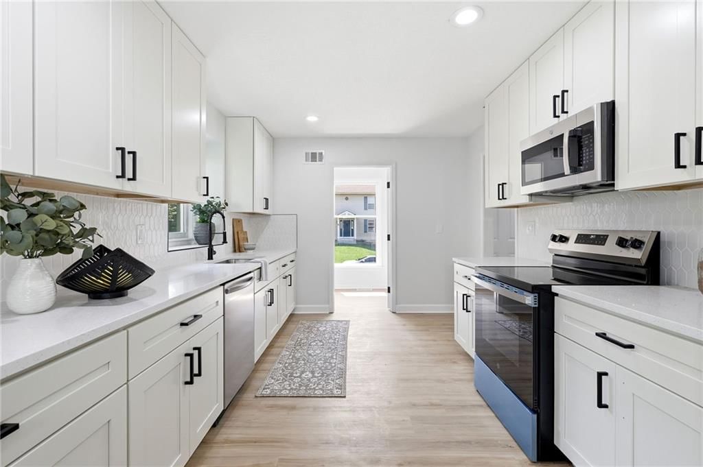 2424 NW Leann Drive — photo 10