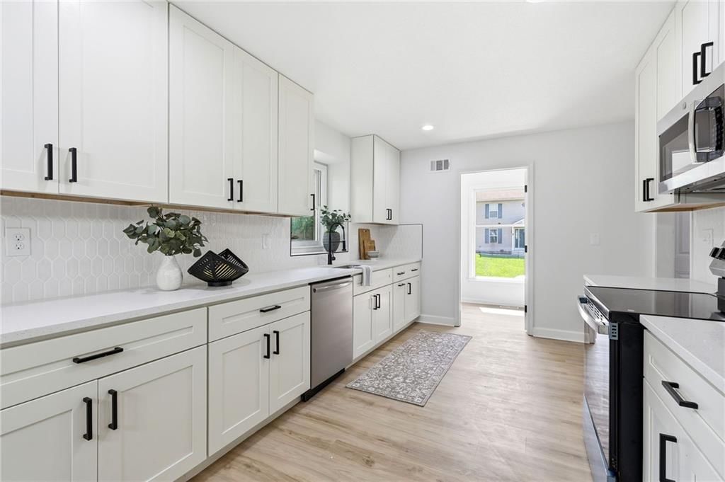 2424 NW Leann Drive — photo 11