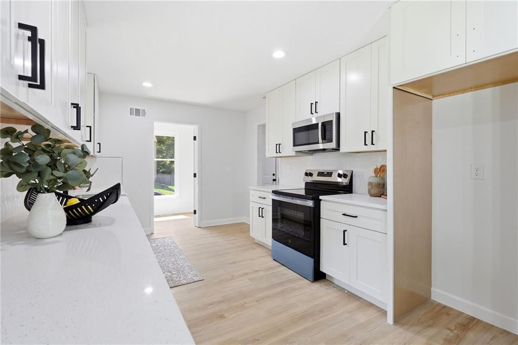 2424 NW Leann Drive — photo 12