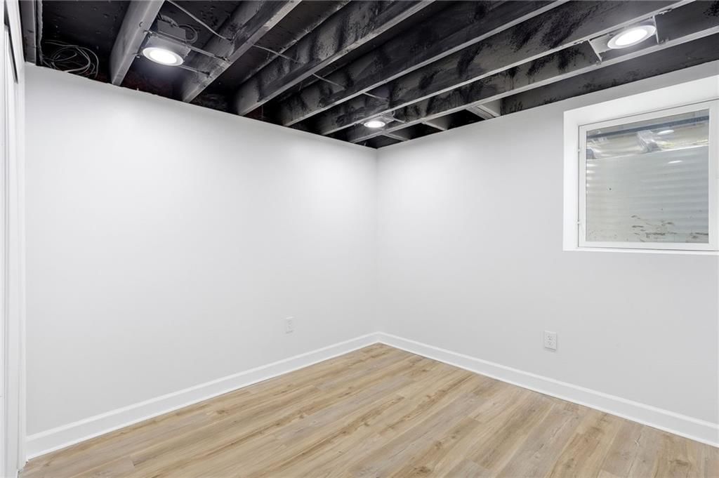 2424 NW Leann Drive — photo 32