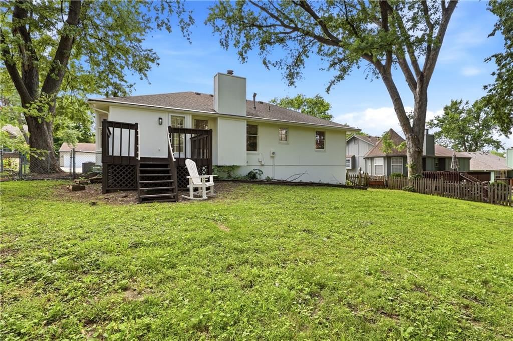 2424 NW Leann Drive — photo 37