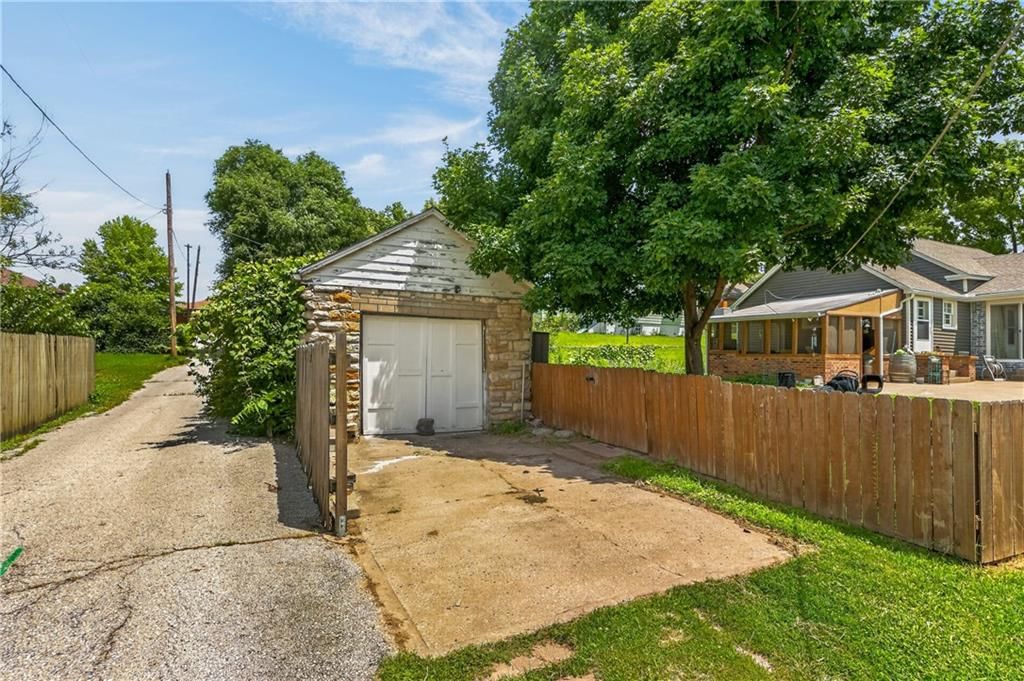 918 N Claremont Street — photo 38