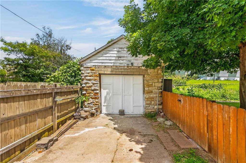 918 N Claremont Street — photo 40
