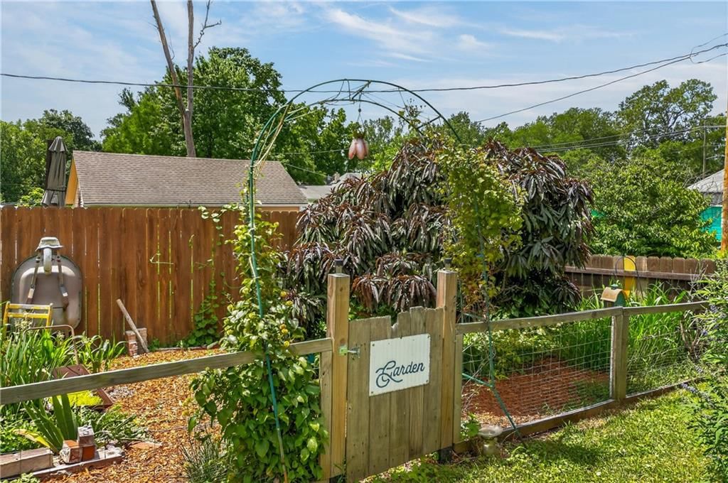 918 N Claremont Street — photo 42
