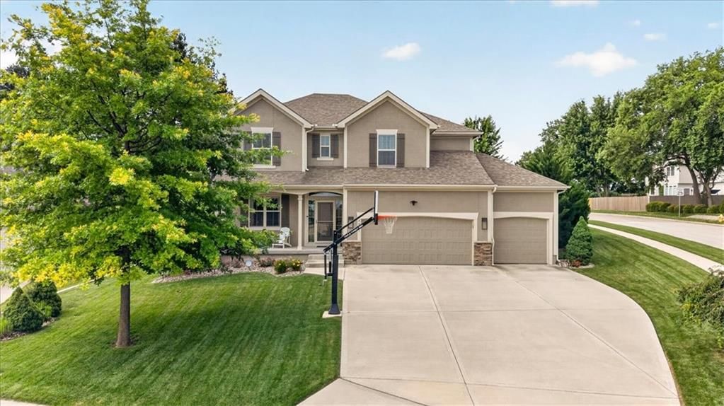 4401 NE Gateway Drive — photo 1