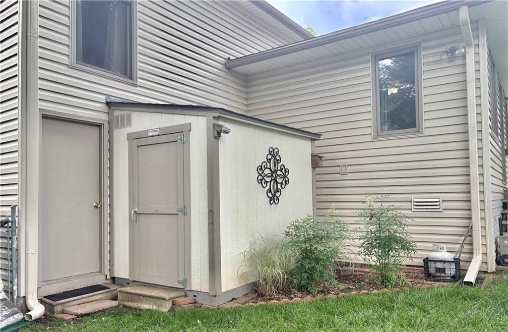 819 E Northview Street — photo 28