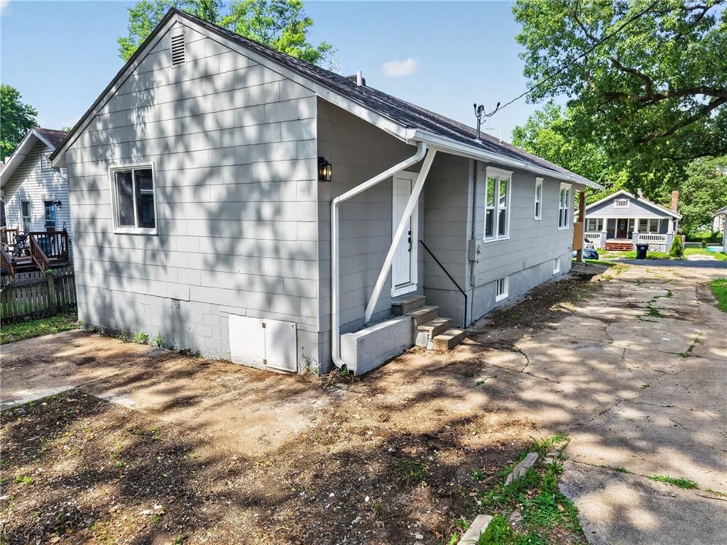 1815 S overton Avenue — photo 24