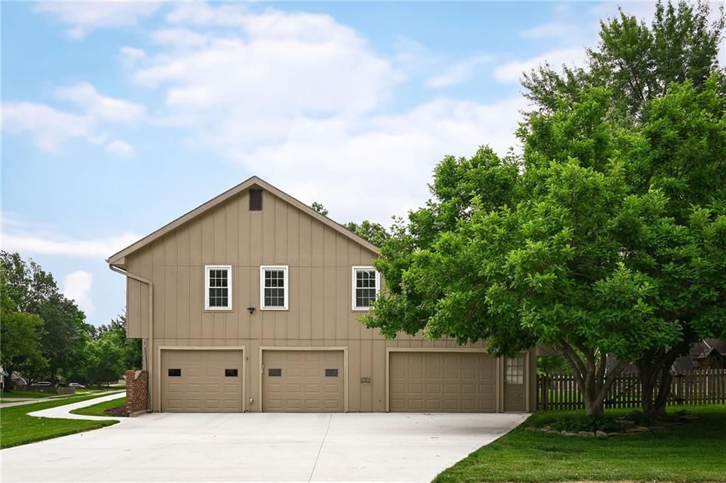 500 NE Clubhouse Drive — photo 28