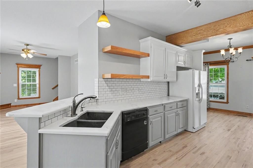 809 E 13th Street — photo 19