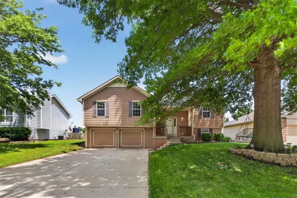 1029 SE Granada Drive — photo 1