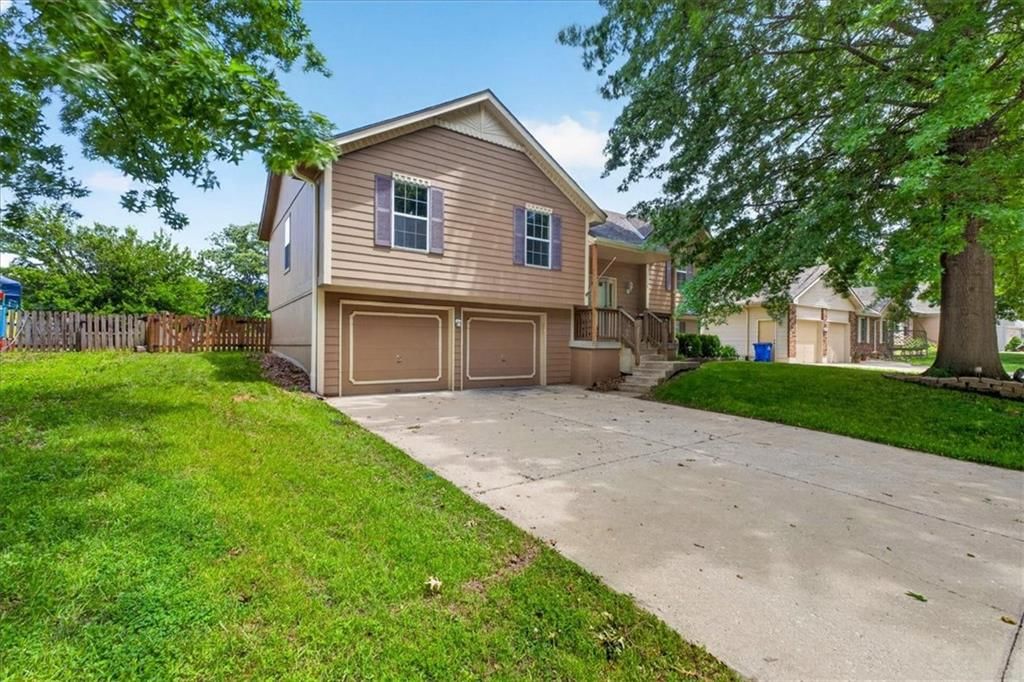 1029 SE Granada Drive — photo 2