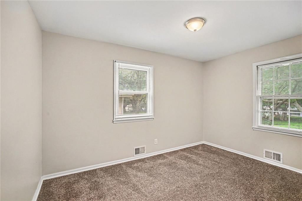 Photo 10 of 17 - 1501 Johnston Street, Liberty, MO 64068