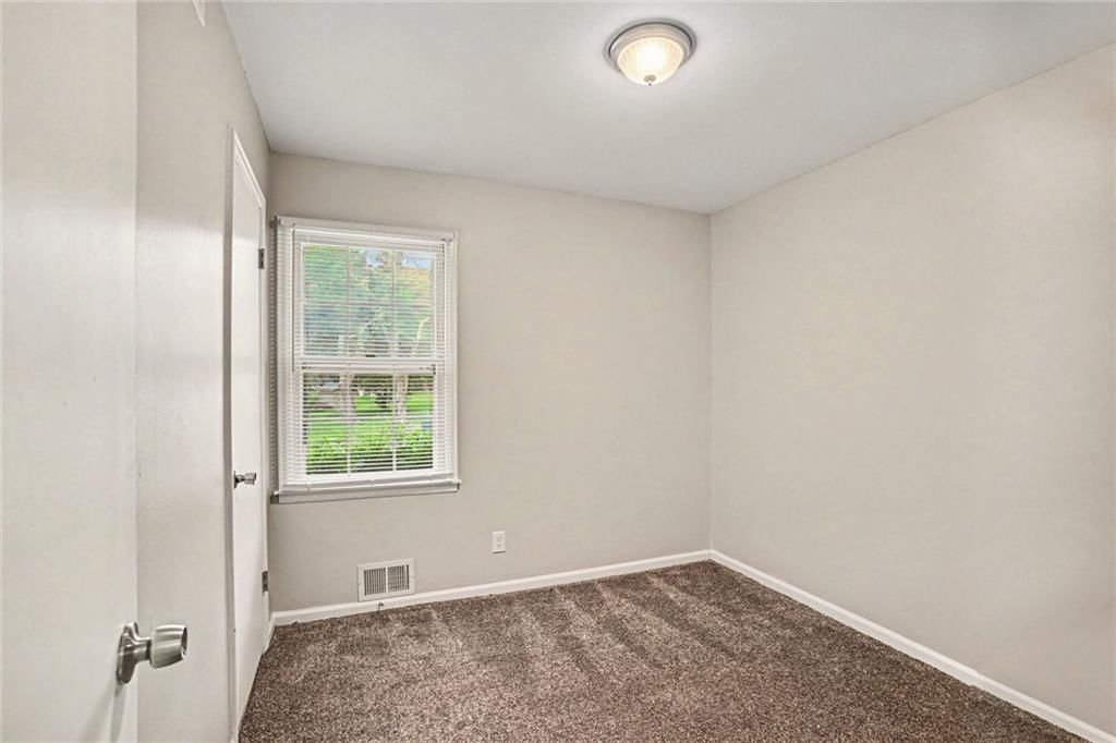 Photo 11 of 17 - 1501 Johnston Street, Liberty, MO 64068