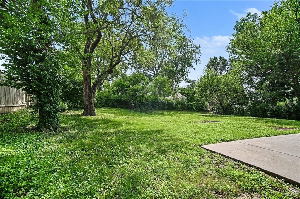 Photo 16 of 17 - 1501 Johnston Street, Liberty, MO 64068
