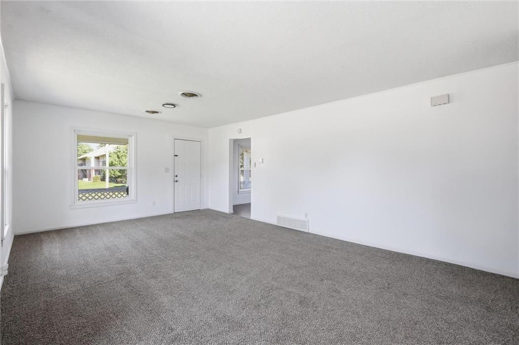 821 W 10th Street — photo 5