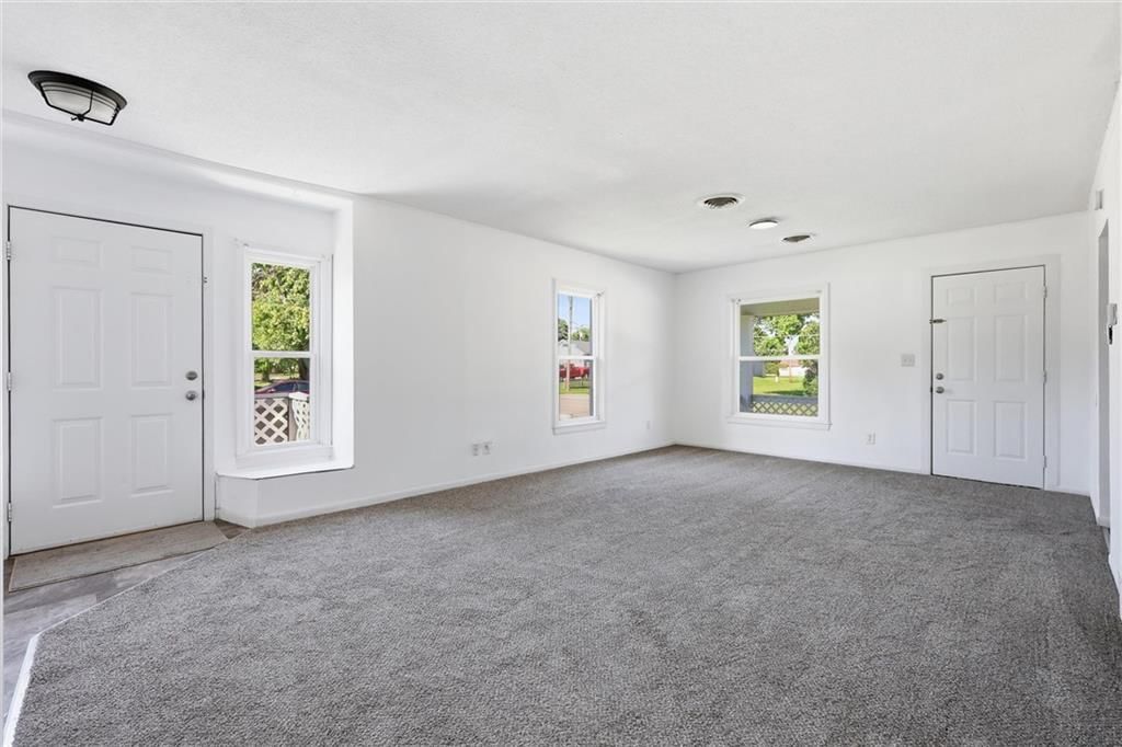 821 W 10th Street — photo 6