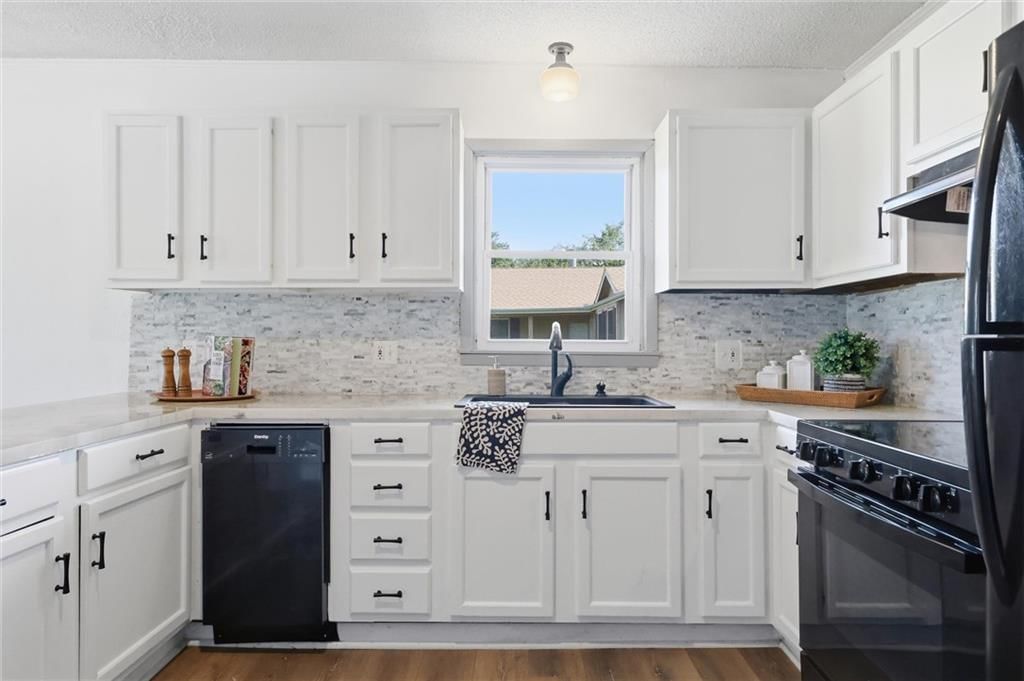 821 W 10th Street — photo 11