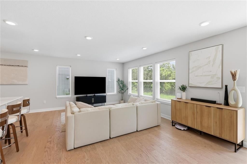 425 Hampstead Drive — photo 8