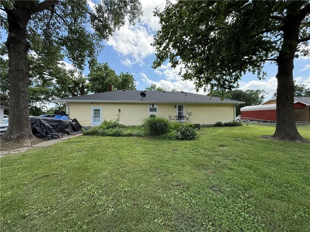 702 E Grand Avenue — photo 2