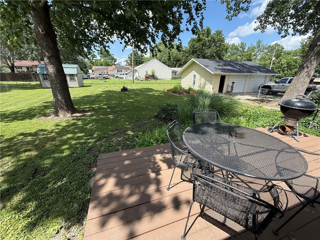 702 E Grand Avenue — photo 3