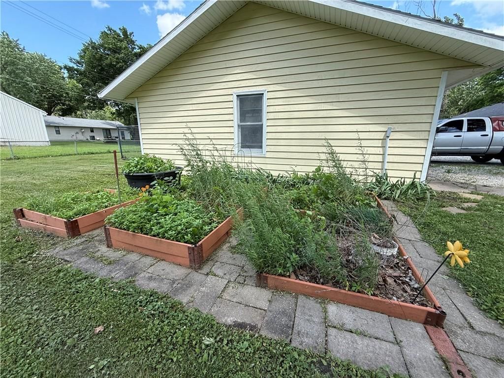 702 E Grand Avenue — photo 6