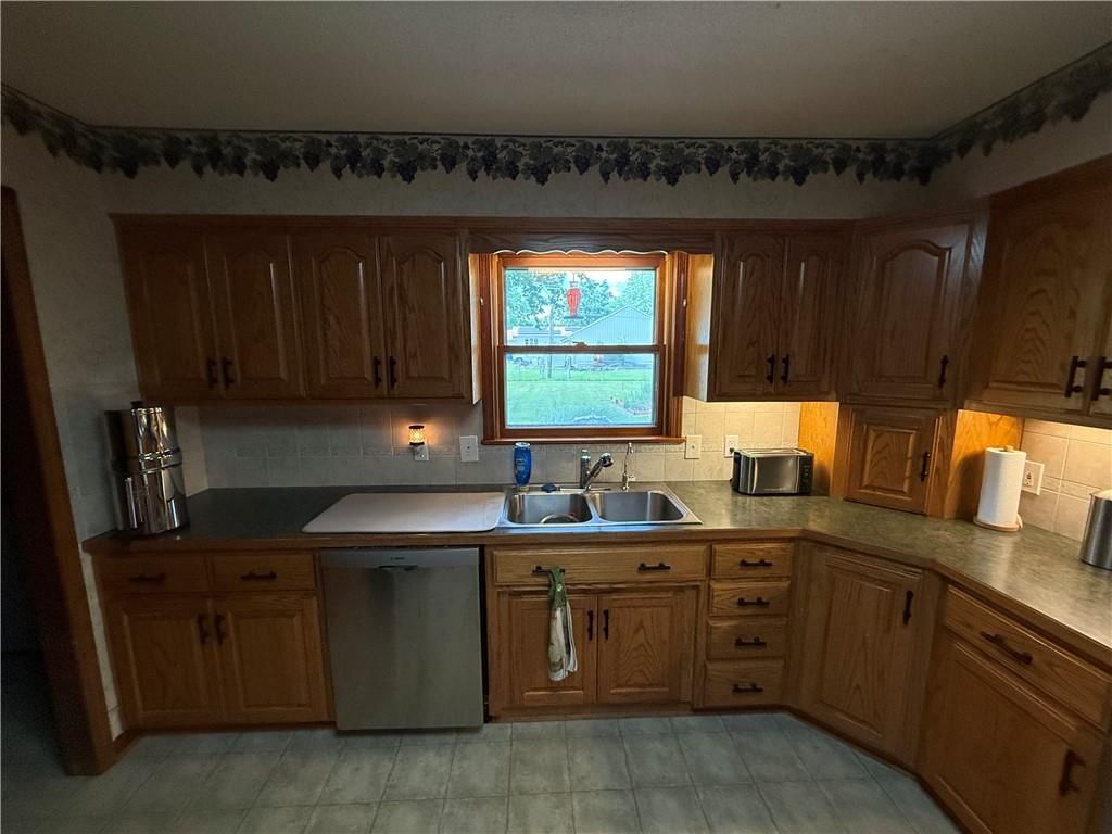 702 E Grand Avenue — photo 11