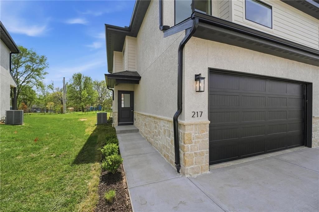 212 NW Orchard Court — photo 2