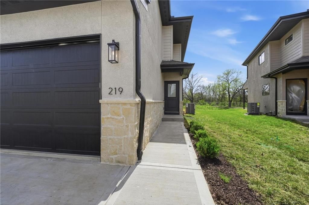 210 NW Orchard Court — photo 4