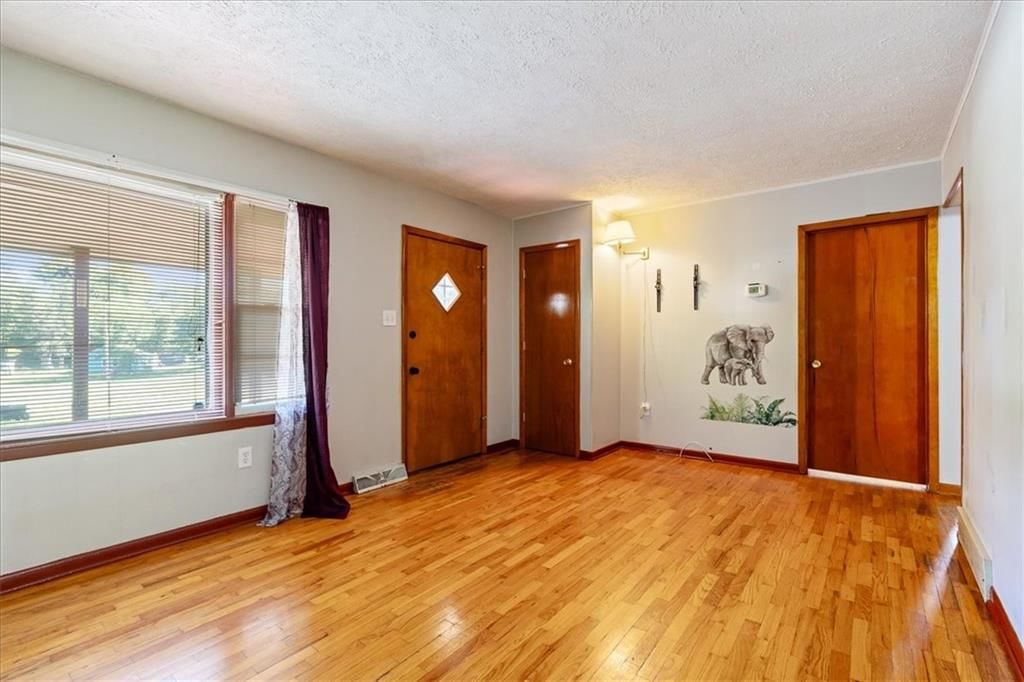 4905 Oakland Avenue — photo 2